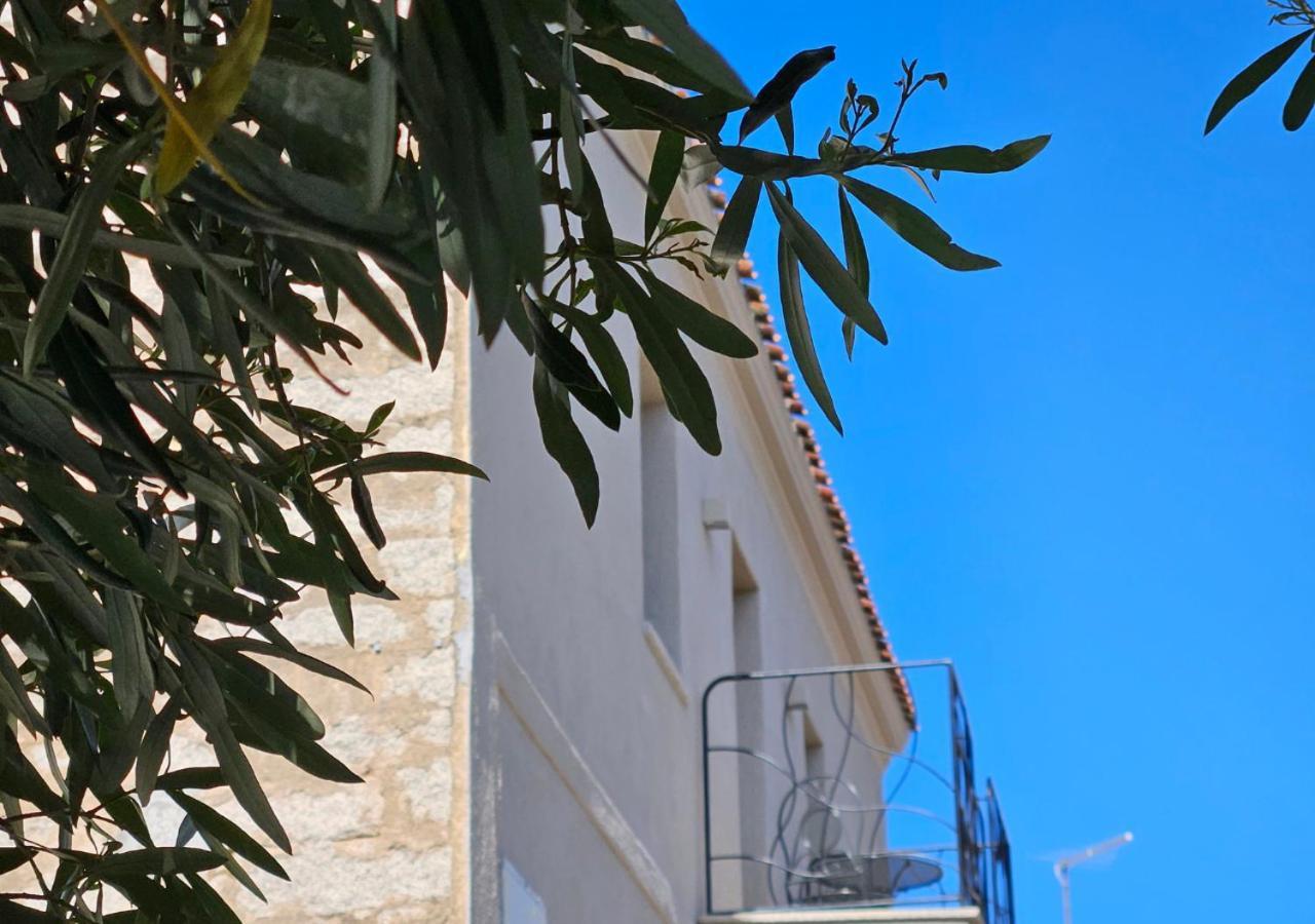 Rayuela Suites San Pantaleo Eksteriør bilde